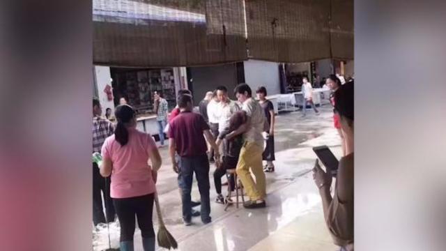 试“30万”手镯，旅客掉手