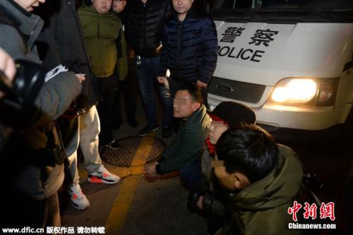 材料图：2016年1月海淀警方在空军总病院抓获6名号市井。 图片起源：京华时报-西方IC 版权作品 请勿转载