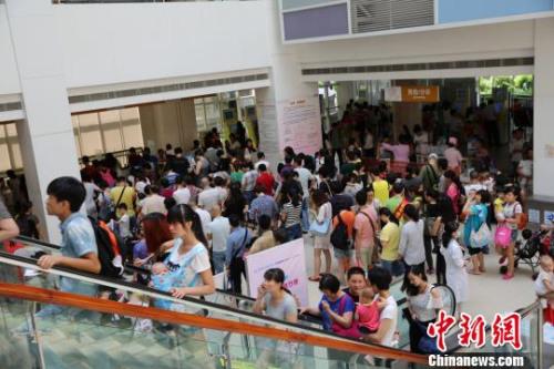 材料图：2015年6月广州市妇女儿童医疗核心人满为患 易敏锐 摄