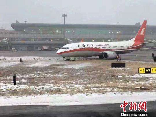 13日上午，乌鲁木齐机场一架上航飞机滑出滑行道。　网友供图