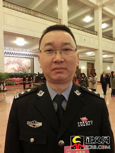 天下人年夜代表、重庆市公安局渝中辨别局年夜阴沟派出所所长郑尚伦。谢文英 摄