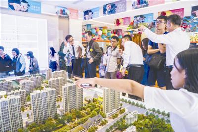  5月6日，河北固安的一处售楼核心，来自北京的看房团正在听售楼员的讲授。固安北距天安门约50公里，比年来，这里已成为不少“北漂”购房的新行止。