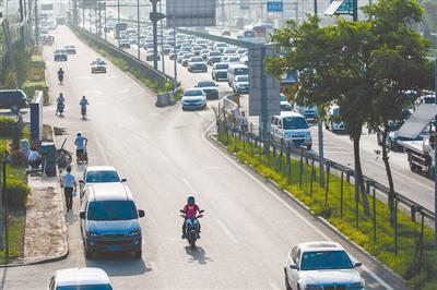 2016年8月9日，张豫骑着摩托车回家。早在2012年，他就在燕郊买了屋子。为了加重堵车之苦，他抉择骑摩托高低班。