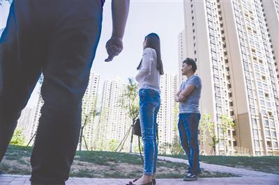 5月7日，河北年夜厂，赵斯明（图中）与丈夫在房产中介的率领上去到小区看一套二手房。