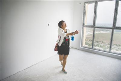 5月8日，河北喷鼻河。在属于本人的新居里，李爽谋划着将来怎样装修。