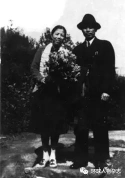 1940年8月8日，周恩来跟邓颖超完婚15周年合影。