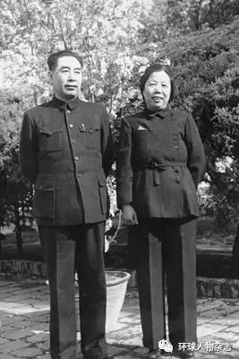 上世纪50年月初，邓颖超同周恩来在中南海西花厅。