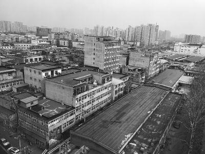 多少十栋自建楼严密相连。