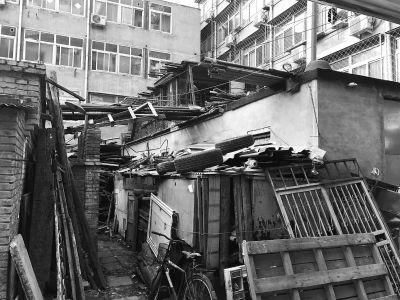 楼前沉积木柴、杂物。