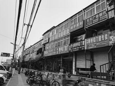 户外告白牌挂满楼。