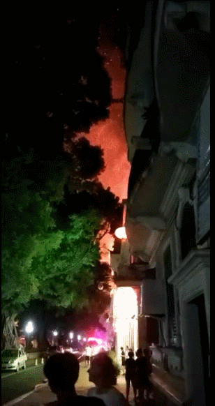 现在，六二三路（西往东）转入沙面北桥路段停止常设交通控制，请路过车辆留神绕道行驶。（央视记者 欧阳军）