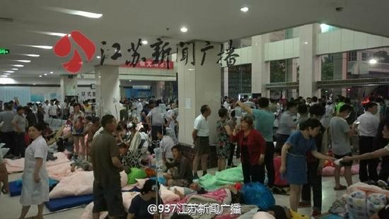 江苏盐城遭暴雨龙卷风打击