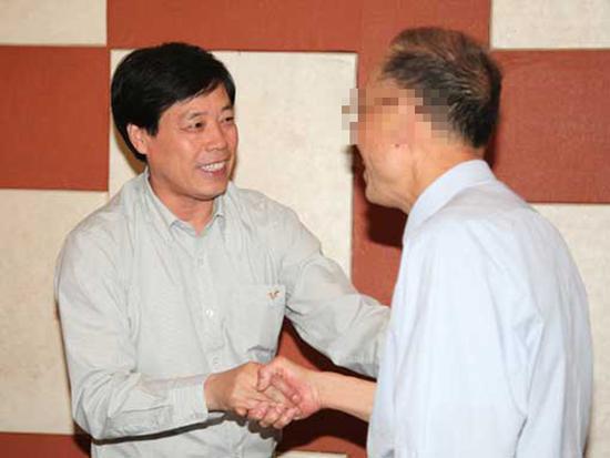 许志山(左)