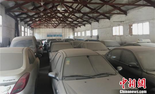 被查扣的“黑车”停在车库内也落满尘土“无人认领”。据泊车场担任人先容，此中有些“黑车”停放多达5年之久。　史悄悄 摄