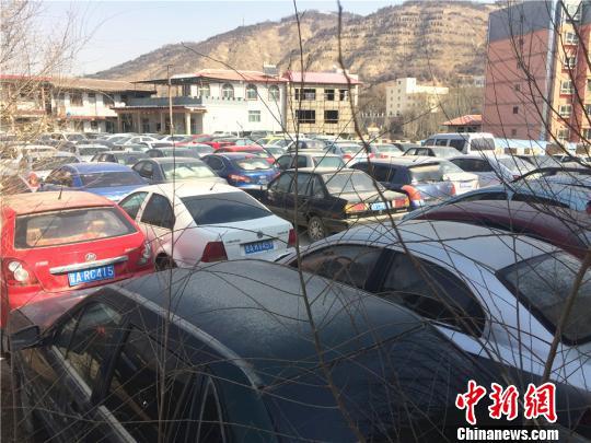 合法营运常设泊车场滞留过期不接收处置车辆一直增多，泊车场内“车满为患”。　史悄悄 摄