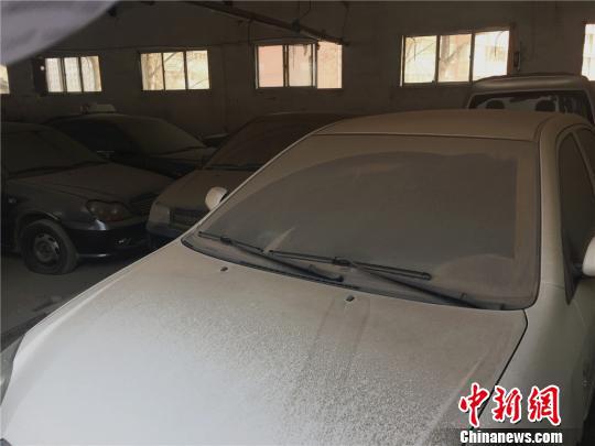 “黑车”落满尘土无人认领。　史悄悄 摄