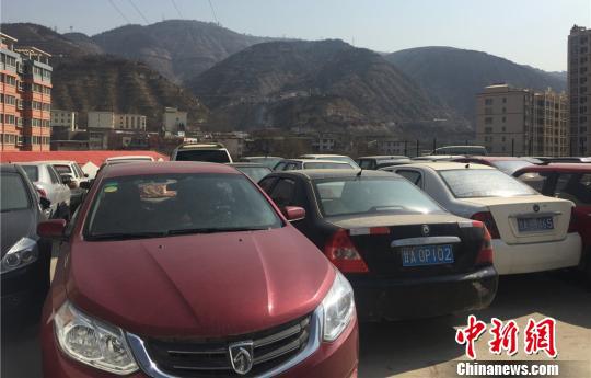 局部被查扣的“黑车”表面较新也“无人认领”。　史悄悄 摄