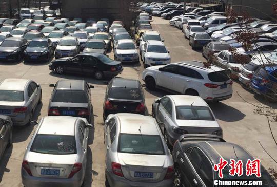 依据《兰州市客运出租汽车治理条例》，兰州市将对1622辆超越3个月拒不接收处置的合法营运车辆停止拍卖、崩溃，抵缴罚款。　史悄悄 摄