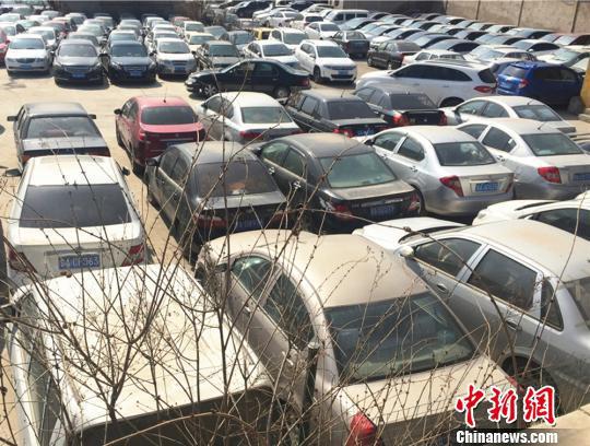 甘肃兰州合法营运常设泊车场滞留过期不接收处置车辆一直增多，该市三个月以上未处置车辆累计1622辆。据懂得，兰州市将对1622辆超越3个月拒不接收处置的合法营运车辆停止拍卖、崩溃，抵缴罚款。　史悄悄　摄