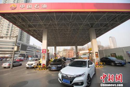 材料图：山西太原，加完油的车辆驶出加油站。 张云 摄