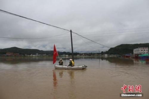 贵州威宁暴雨 消防开展救济转移300大众。中新社发 李远江 摄