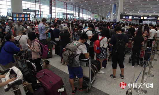 6日下战书，都城机场搭客滞留。