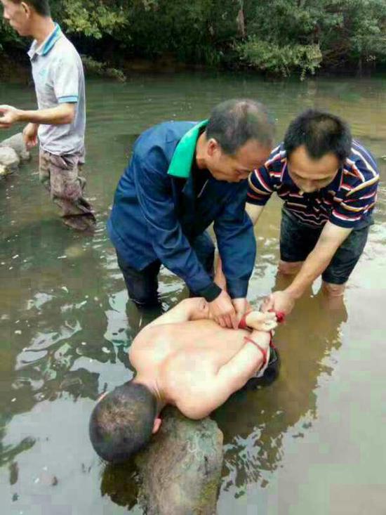 姚常凤被抓现场。 外地村平易近 供图