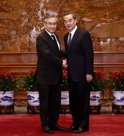 ▲材料图片：2017年5月14日，交际部长王毅（右）在北京会面来华缺席“一带一起”国际配合顶峰论坛的泰外洋长敦。（交际部官网）