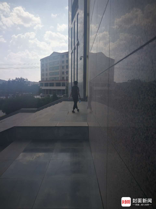 第四起案件的受害人家眷走出法庭。