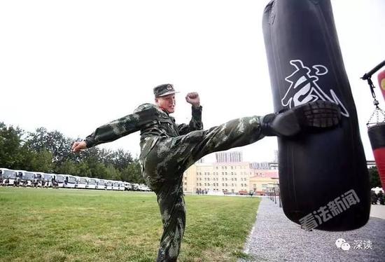 武警兵士们展现平凡的练习内容