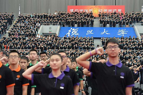 复旦重生们在开学仪式上宣誓。 刘晓晶 图