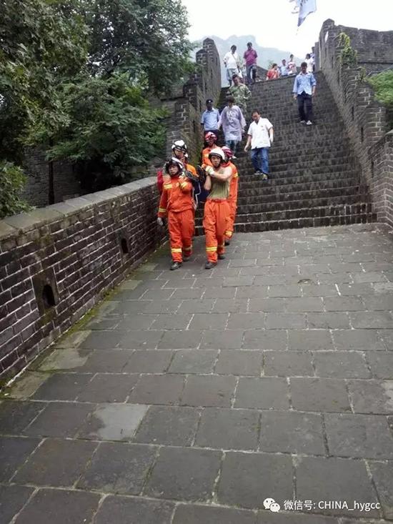 景区任务职员陪伴伤者跟家眷下山