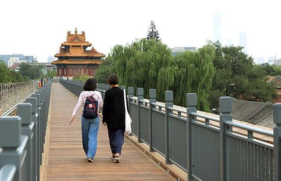 9月27日，北京，故宫东南谯楼至西南谯楼之间的北城墙栈道已铺设实现。视觉中国 图