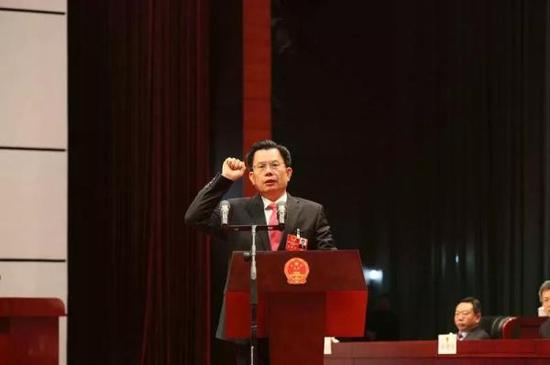 新入选的龙岩市监察委员会主任李成荣停止宣誓。