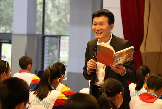 王旭明“真语文”公然课现场。拍照/李文强