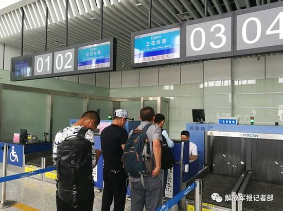 省亲休假的边防官兵正在操持登机手续。记者赖瑜鸿摄