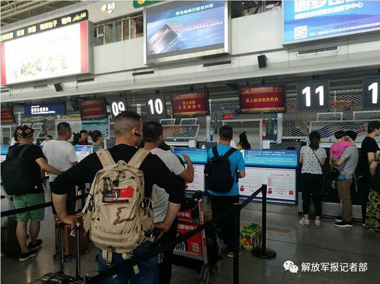 武士游客正在操持值机手续。记者赖瑜鸿摄