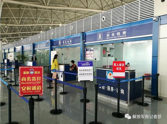 机场安检口武士依法优先标识牌。记者赖瑜鸿摄