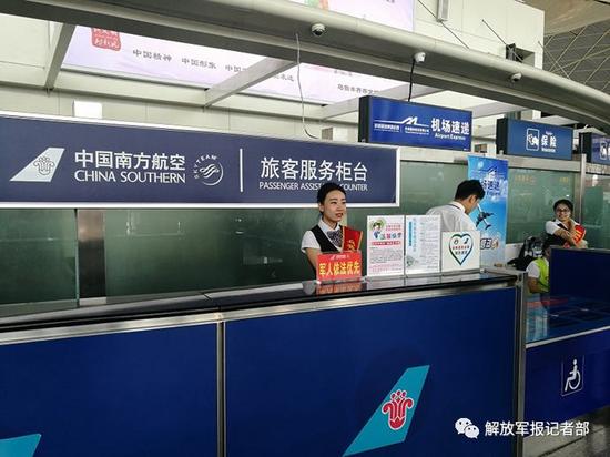 武士依法优先效劳柜台。记者赖瑜鸿摄