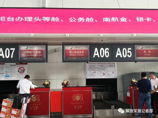 武士依法优先值机柜台。记者赖瑜鸿摄