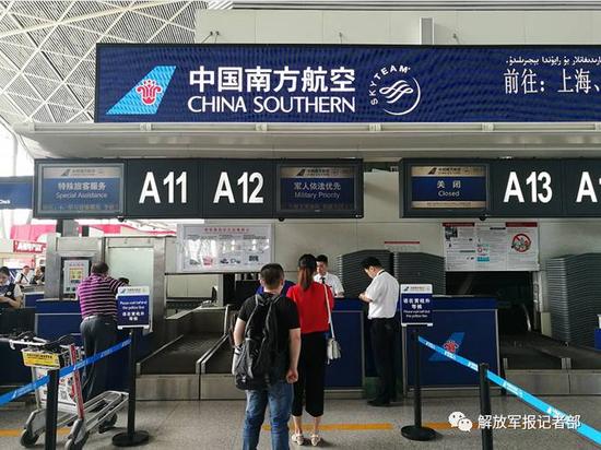 南航武士依法优先值机柜台。记者赖瑜鸿摄