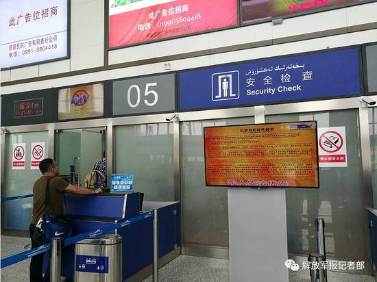 安检通道武士依法优先标识。记者赖瑜鸿摄