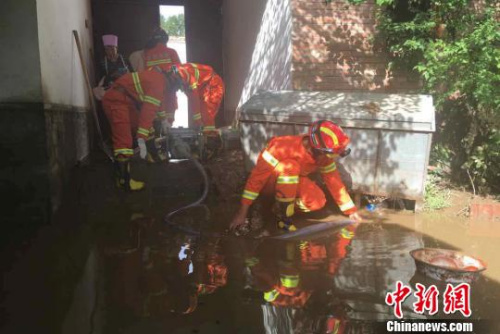 图为救济现场。 贺启军 摄