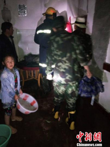 图为救济现场。 何双喜 摄