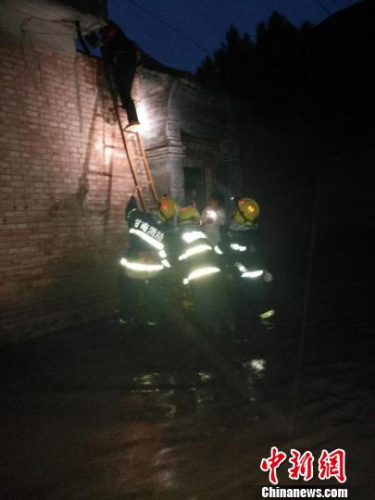 图为救济现场。 张笑辉 摄