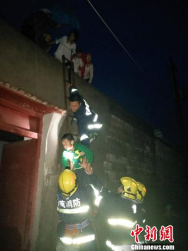 图为救济现场。 张笑辉 摄