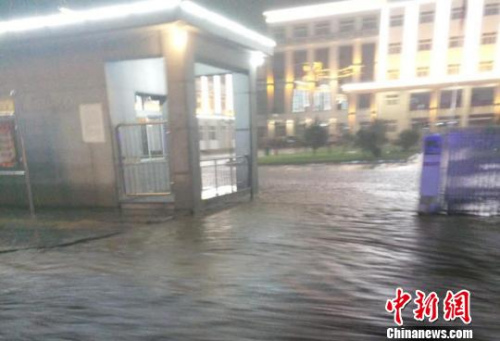 图为救济现场。 何双喜 摄