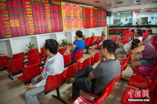 材料图：海内某券商散户年夜厅的股平易近们。中新社骆云飞 摄