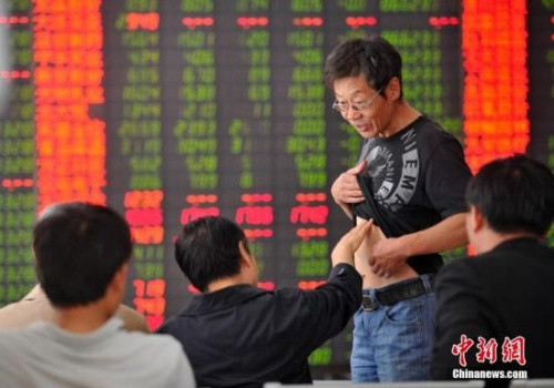 材料图：海内某券商散户年夜厅的股平易近们。