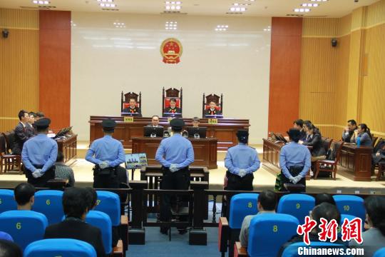 4月25日，原广西林业造纸厂厂长安明显等5仁攀利用改制、让渡跟拆迁合法并吞国有资产一案公然宣判。柳州中院供图